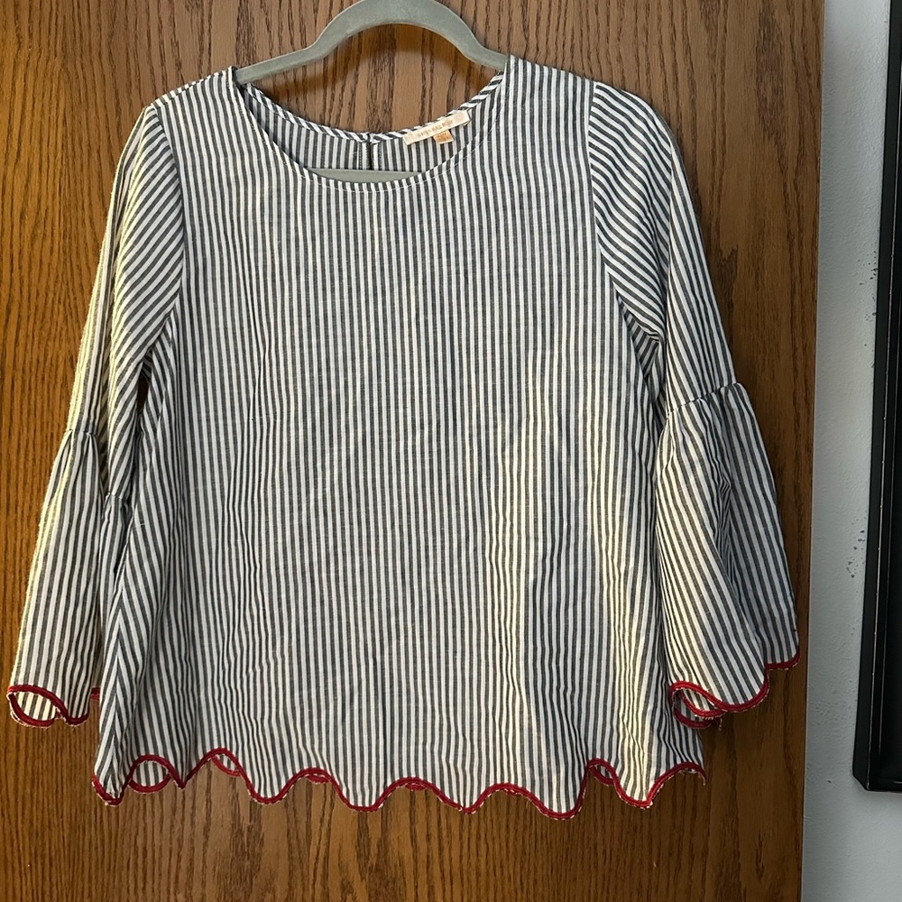Skies are Blue red trimmed scalloped edge bell sleeve top size M